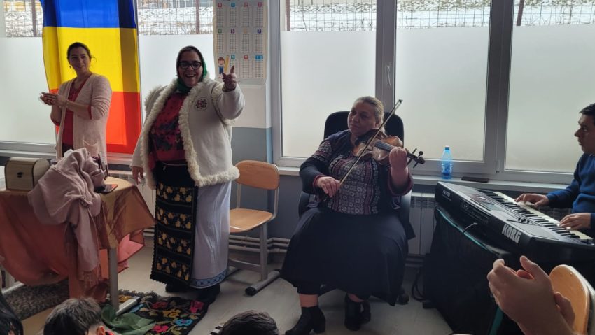 Activități Pro Roma – Șezătoarea Zmeiencelor și Cafeneaua Mamelor – în Comunitatea Romilor din satul Zmeu, Iași – subiecte ale emisiunii Viața Romilor de luni, 23 februarie 2025, ora 20:30 – cu Dumitru Șerban