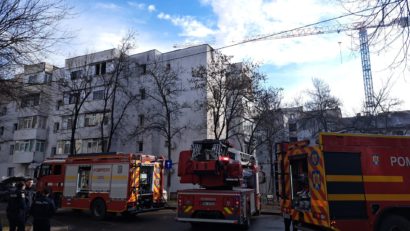 (AUDIO) Mobilizare de forțe pentru stingerea unui incendiu izbucnit într-un apartament din Iași