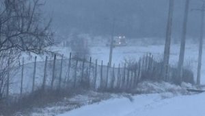 (VIDEO) Intervenție pentru sprijinirea unei ambulanțe blocate în zăpadă, în comuna Victoria, jud. Iași