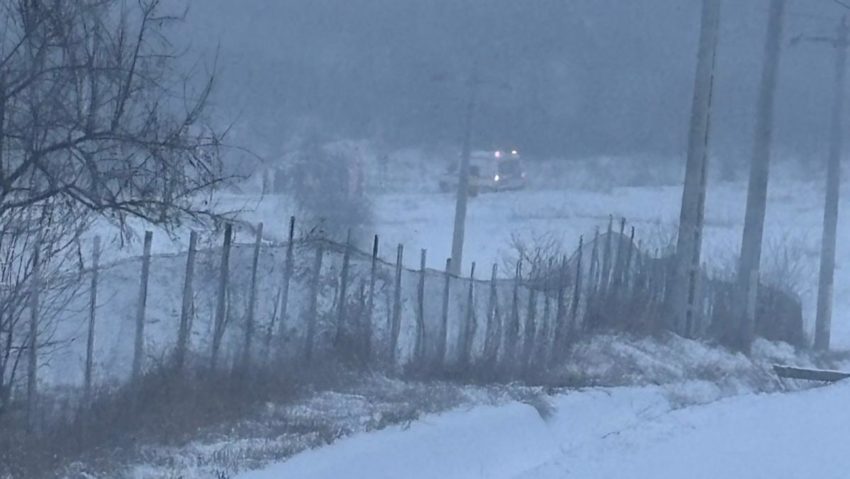 (VIDEO) Intervenție pentru sprijinirea unei ambulanțe blocate în zăpadă, în comuna Victoria, jud. Iași