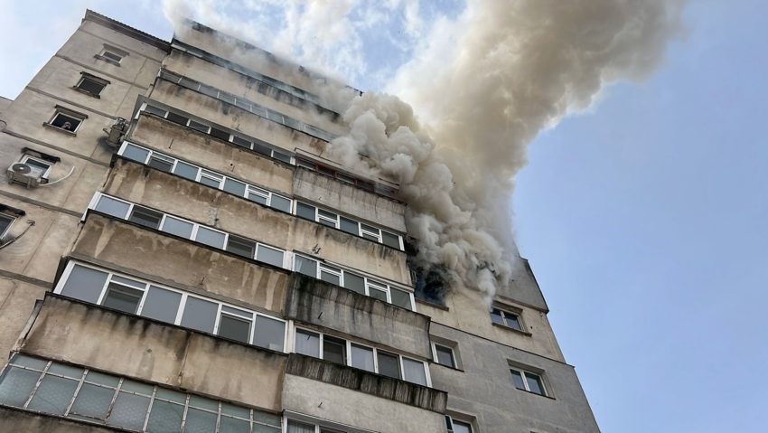 (FOTO) Incendiu la un apartament de pe șoseaua Nicolina din Iași