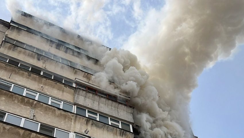 (FOTO) Incendiu la un apartament de pe șoseaua Nicolina din Iași