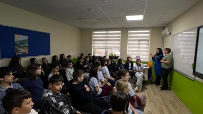 Iași: „Academia Altfel” continuă parteneriatul educațional cu „Codrii Iașilor” și „Prietenii Bârnovei”, cu sprijinul Primăriei și al Crucii Roșii Iași