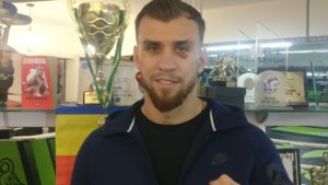 Golden Boy – victorie senzațională în Glory kickboxing Olanda. Ștefan Lătescu ”Golden Boy” și antrenorul Mihai Constantin (Scorpions Iași) cu Mihai Florin Pohoață, la ”Pulsul Zilei” – 12.02.2026.