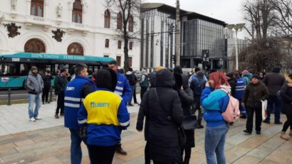 Galați: Protest al siderurgiștilor în fața Prefecturii