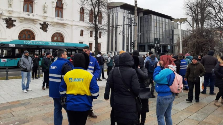 Galați: Protest al siderurgiștilor în fața Prefecturii