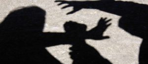 Bacău: Dosar penal pentru lovire după o bătaie între mai multe adolescente