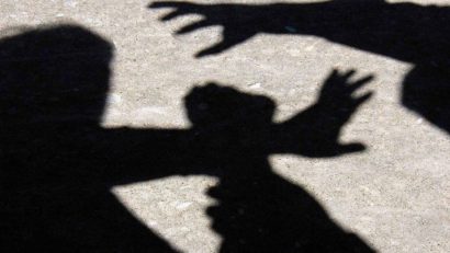 Persoanele care comit acte de violenţă domestică vor fi obligate să urmeze un program de asistenţă de specialitate