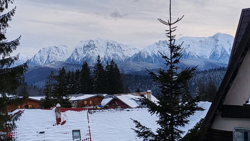 Precipitații în general moderate cantitativ, strat de zăpadă și viscol la munte, polei și ghețuș, intensificări ale vântului în Moldova