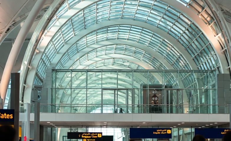 (AUDIO) 28 de elevi din Focșani, blocați în Dubai din cauza închiderii spațiilor aeriene în Orientul Mijlociu