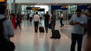 (UPDATE/AUDIO) Cei 28 de elevi din Vrancea blocați în Dubai sunt în siguranță, cazați la hotel, după suspendarea zborurilor din cauza conflictului din Orientul Mijlociu