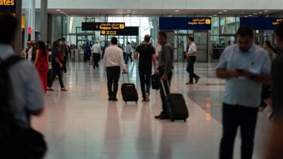 (AUDIO) 28 de elevi din Focșani, blocați în Dubai din cauza închiderii spațiilor aeriene în Orientul Mijlociu