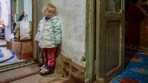 Semnal de alarmă: Procentul copiilor români sub 16 ani afectați de privațiuni materiale este mai mult decât dublul mediei la nivelul Uniunii Europene: 31,8%, față de 13,6%.