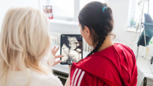 Salvați Copiii: Aproape una din 10 nașteri provine de la fete cu vârsta între 15 și 19 ani