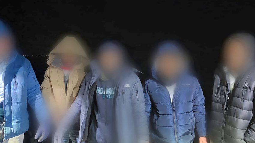 Iași: Șase cetățeni din Bangladesh, prinși după ce au trecut Prutul cu o barcă gonflabilă, sprijiniți de călăuze din România și R. Moldova