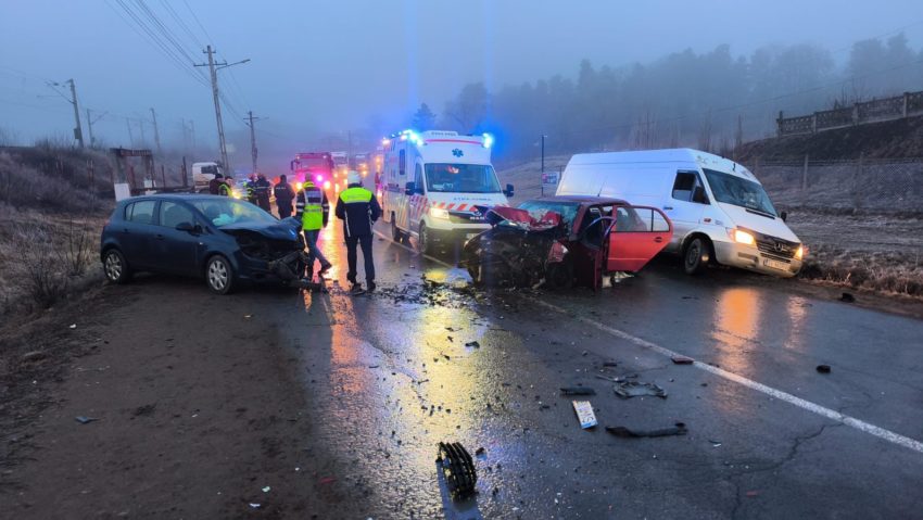 Intervenție a pompierilor ieșeni la un accident rutier cu victime încarcerate, în comuna Ruginoasa