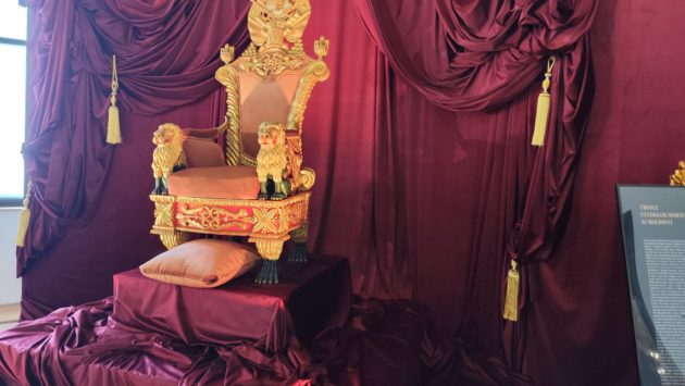 (AUDIO/VIDEO) Tronul ultimilor domnitori ai Moldovei, restaurat și expus la Palatul Culturii din Iași