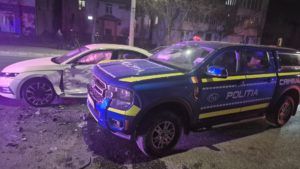 Suceava: Doi poliţişti aflaţi în misiune, răniţi după un accident rutier în municipiul reşedinţă