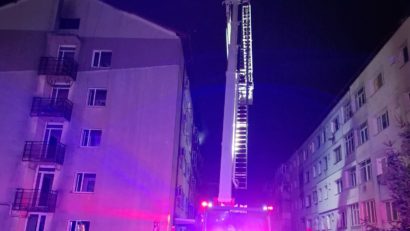 (AUDIO) Incendiu la un bloc din Bacău: o femeie și-a pierdut viața