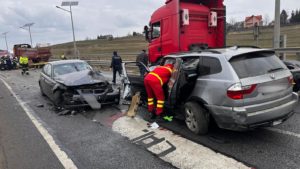 Patru persoane rănite într-un accident produs pe şoseaua de centură a municipiului Suceava; o victimă a rămas încarcerată