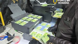 Fabrică de bani falși, descoperită de Poliția Română
