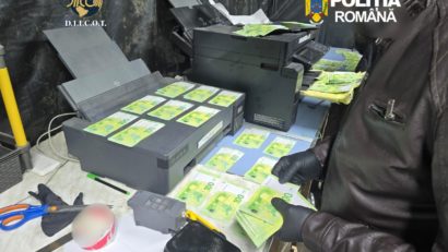Fabrică de bani falși, descoperită de Poliția Română