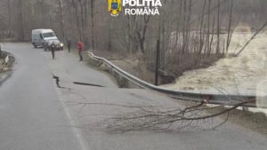 (AUDIO) Vrancea: Pe DJ 205D, în satul Prahuda, comuna Paltin, circulaţia se desfăşoară pe o singură bandă din cauza unei alunecări de teren