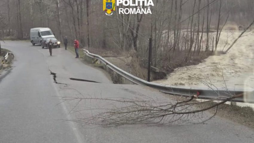 (AUDIO) Vrancea: Pe DJ 205D, în satul Prahuda, comuna Paltin, circulaţia se desfăşoară pe o singură bandă din cauza unei alunecări de teren