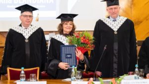 Universitatea „Alexandru Ioan Cuza” a conferit titlul de Doctor Honoris Causa scriitoarei Ana Blandiana, membru titular al Academiei Române – temă a emisiunii Dialog intercultural de vineri, 27 MARTIE 2026, ora 20:30 – cu Dumitru ȘERBAN
