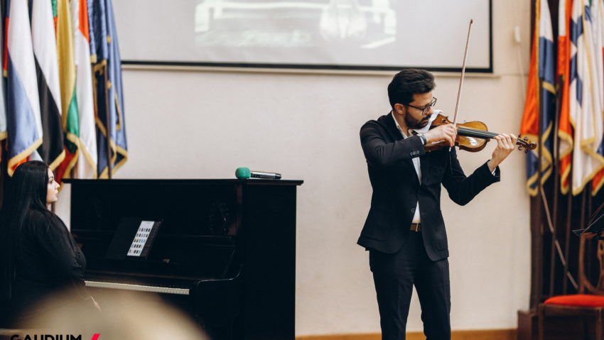 Turneul „Un Stradivarius în școli”, stagiunea a III-a – Pe 5 și 6 martie, violonistul Răzvan Stoica (vioara Stradivarius ex-Ernst 1729) revine cu trei recitaluri în colegii și licee ieșene