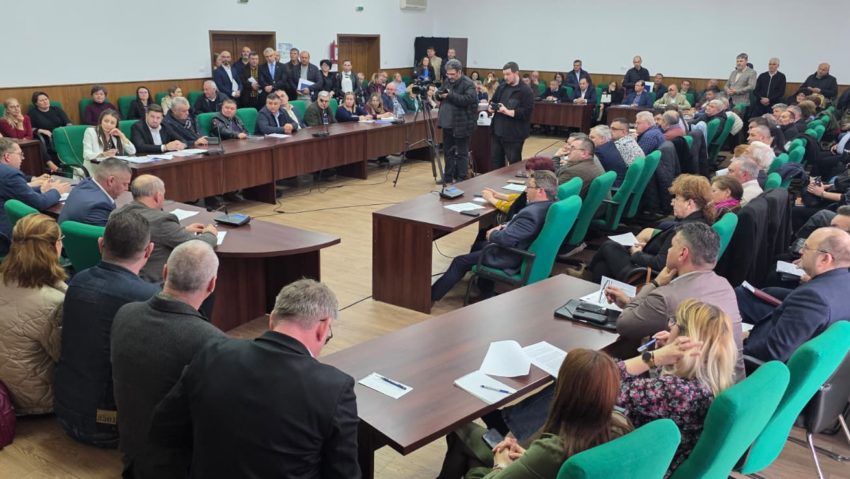 (AUDIO) Vaslui: Administrația publică reduce aproximativ 150 de posturi, conform ordonanței privind tăierile de până la 30% din organigrame