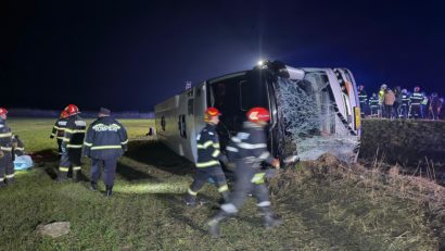 (AUDIO) Accident grav la Tutova: un mort și 14 răniți, după ce un autocar cu 44 de persoane s-a răsturnat