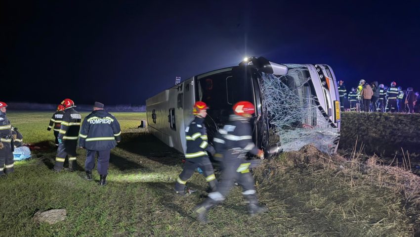 (AUDIO) Accident grav la Tutova: un mort și 14 răniți, după ce un autocar cu 44 de persoane s-a răsturnat
