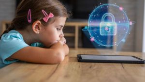 (AUDIO) #StaiSigurPeNet: Prof. Cristina Mocanu: ”Trăim un paradox: vrem să interzicem accesul tinerilor la mediul online, dar și să formăm cetățeni digitali”