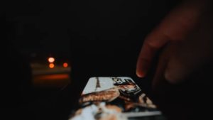 Stai sigur pe net: Confesiunea unui adolescent despre TikTok, provocări virale și presiunea de a deveni „vizibil” | AUDIO