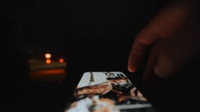 Stai sigur pe net: Confesiunea unui adolescent despre TikTok, provocări virale și presiunea de a deveni „vizibil” | AUDIO