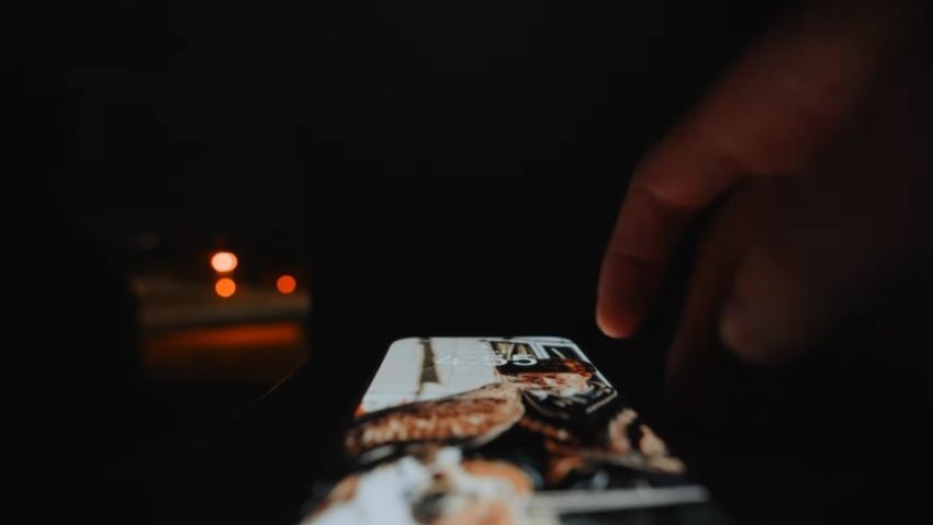 Stai sigur pe net: Confesiunea unui adolescent despre TikTok, provocări virale și presiunea de a deveni „vizibil” | AUDIO