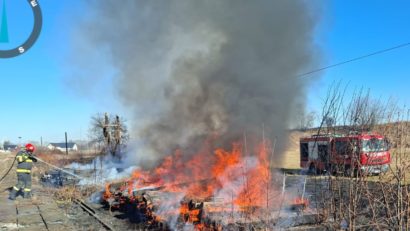 Pompierii fac apel la responsabilitate după aproape 700 de incendii în weekend