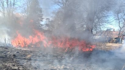 (AUDIO) 16 incendii de vegetație uscată s-au înregistrat în județul Suceava într-o singură zi