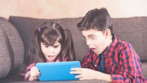 (AUDIO) #StaiSigurPeNet: Provocările periculoase din online, un risc tot mai mare pentru copii