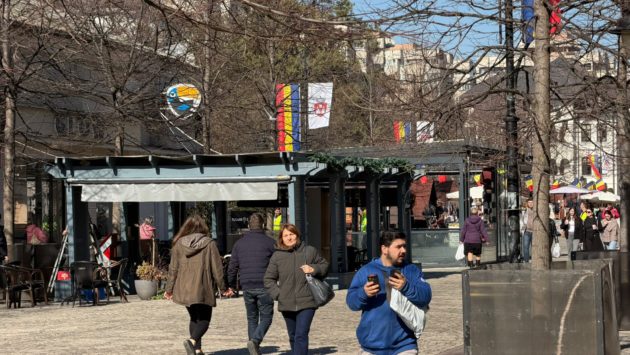 A început astăzi demontarea teraselor de pe pietonalul Ștefan cel Mare din Iași