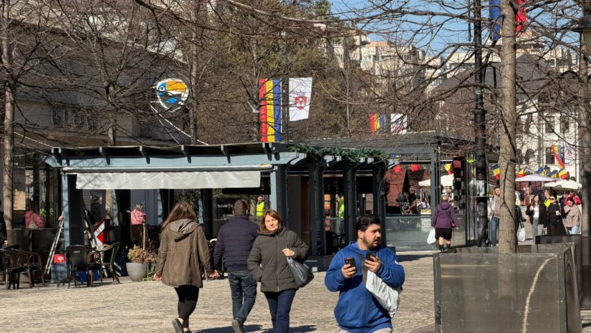 A început astăzi demontarea teraselor de pe pietonalul Ștefan cel Mare din Iași