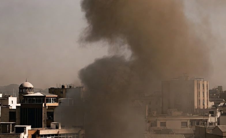 Iranul îşi avertizează inamicii că le va distruge obiectivele energetice dacă atacurile asupra infrastructurii sale petroliere vor continua