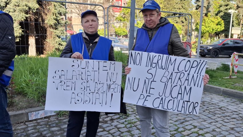 (AUDIO/FOTO) Protest al asistenţilor persoanelor cu handicap grav, în municipiul Botoșani