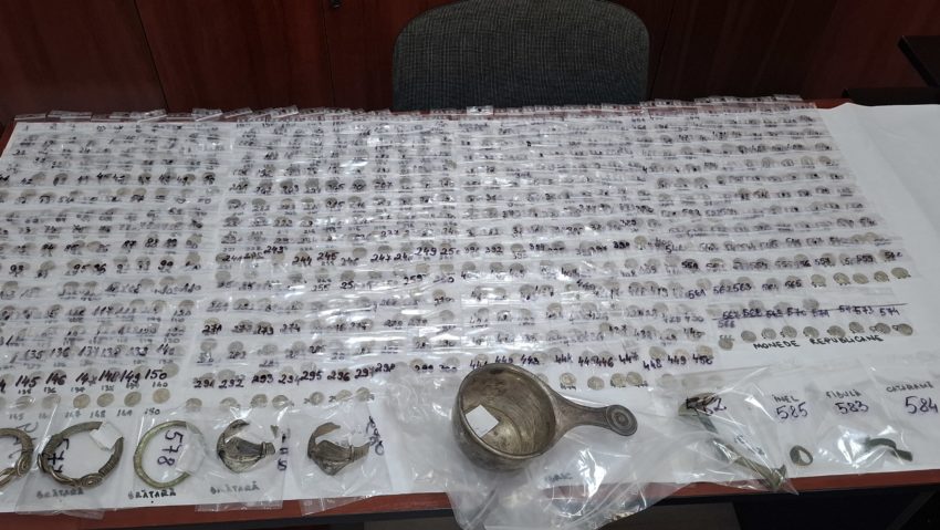 Tezaur cu brățări dacice din argint descoperit în Pădurea Darabani din județul Botoșani