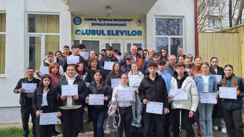 (AUDIO/FOTO) Elevi din Vaslui, în finala națională a concursului „Știu și aplic”