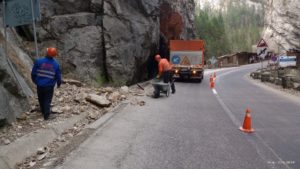 (FOTO) Intervenții pe DN 12C, după căderi de pietre în zona Cheile Bicazului