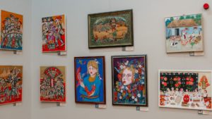 (promo) Expoziția Internațională de Artă Naivă „Saloanele Moldovei” – temă a emisiunii TRADIȚII – de joi, 16 APRILIE 2026, ora 21:03 – 22 – cu Dumitru ȘERBAN