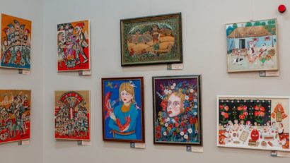 (promo) Expoziția Internațională de Artă Naivă „Saloanele Moldovei” – temă a emisiunii TRADIȚII – de joi, 16 APRILIE 2026, ora 21:03 – 22 – cu Dumitru ȘERBAN