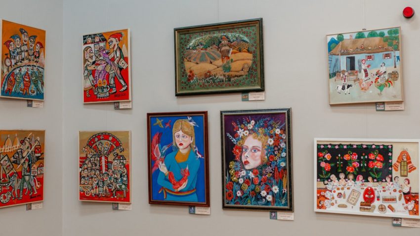 (promo) Expoziția Internațională de Artă Naivă „Saloanele Moldovei” – temă a emisiunii TRADIȚII – de joi, 16 APRILIE 2026, ora 21:03 – 22 – cu Dumitru ȘERBAN